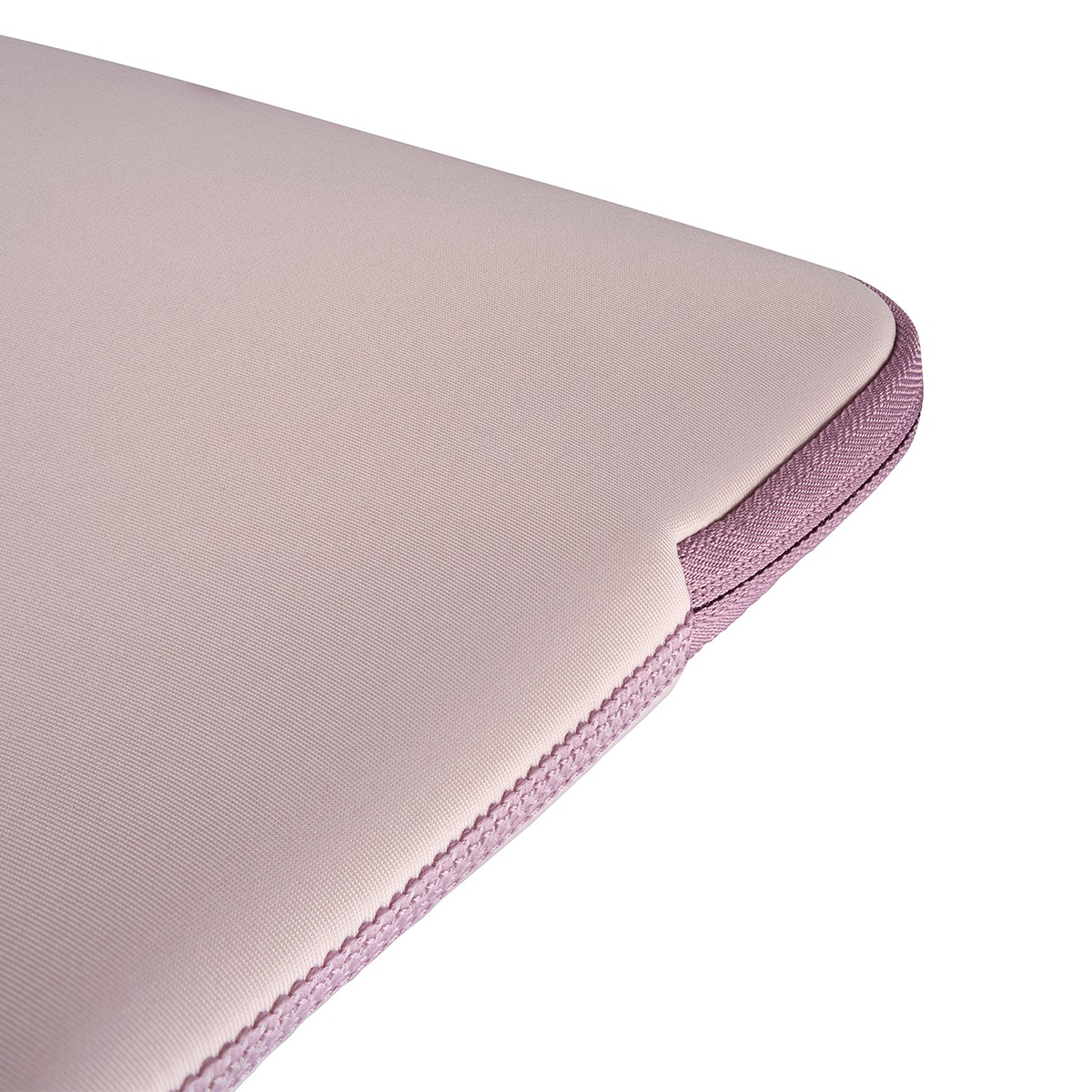 Una funda rosa claro para portátil con cremallera.