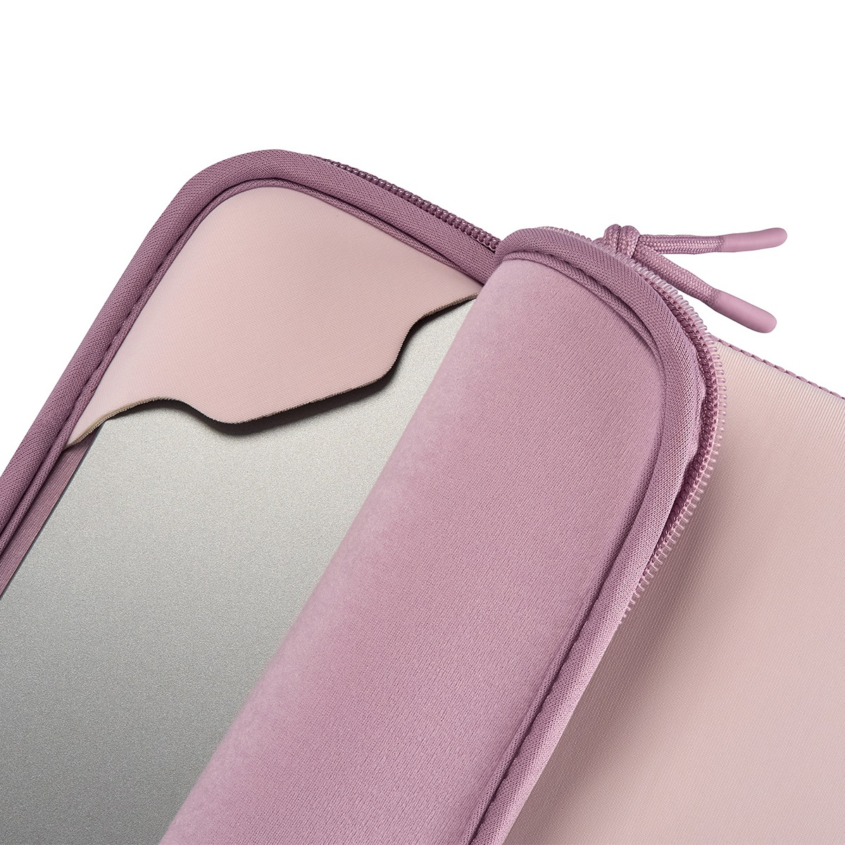 Una funda morada para portátil con cremallera y cordones. Portátil plateado visible.