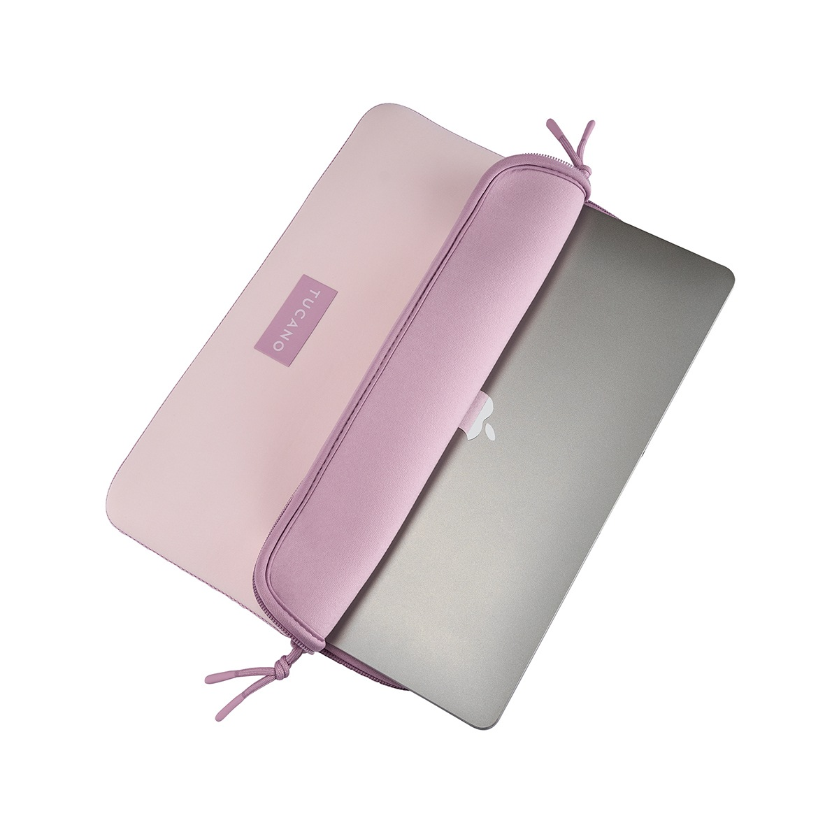 Un portátil plateado se introduce parcialmente en una funda rosa.