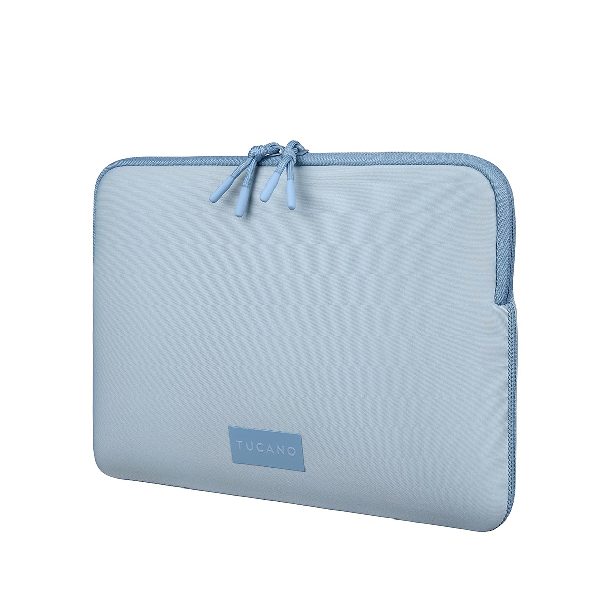 Funda azul claro para portátil con cremallera y dos tiradores. Logo de Tucano al frente.