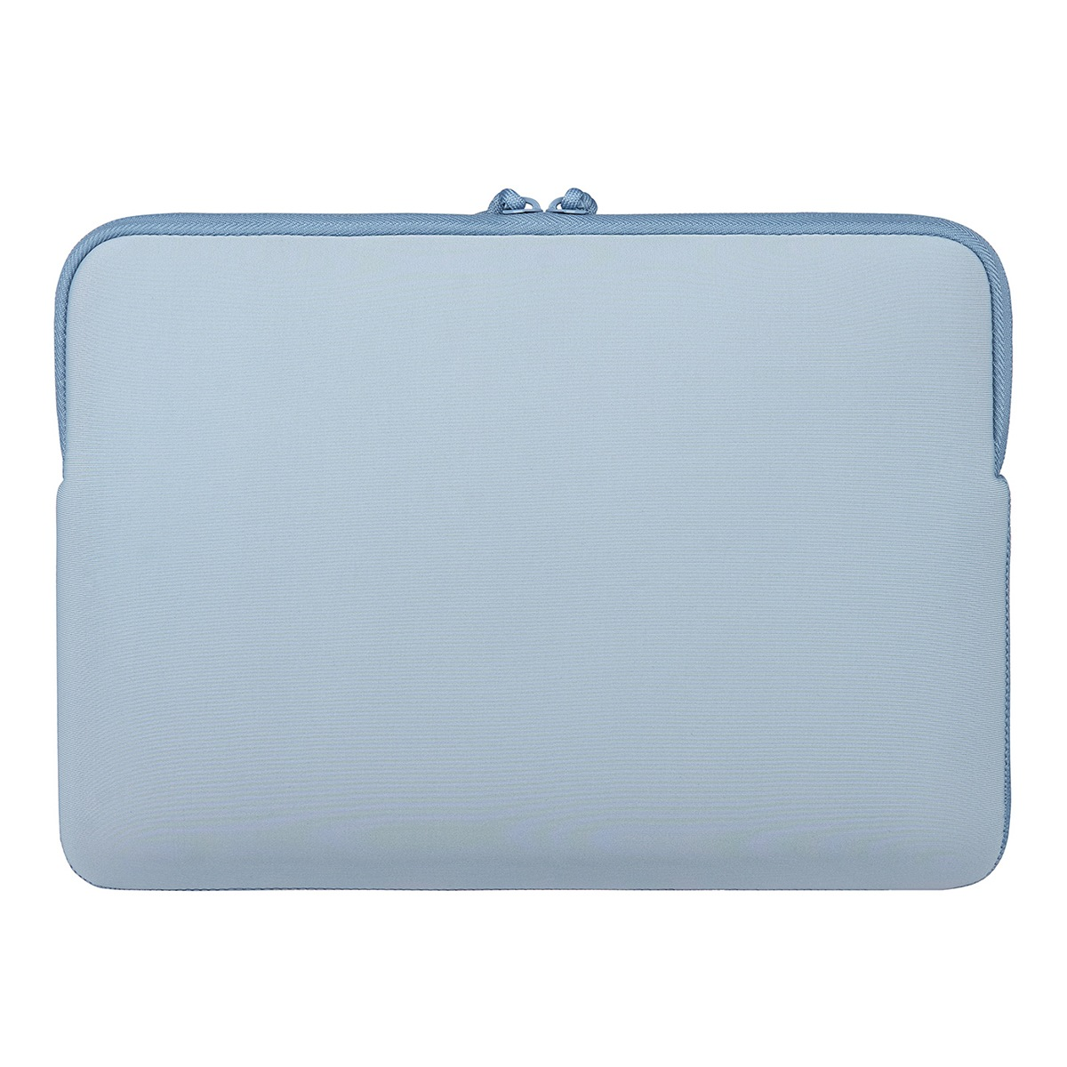Una funda azul claro para portátil con cremallera y ribete azul.