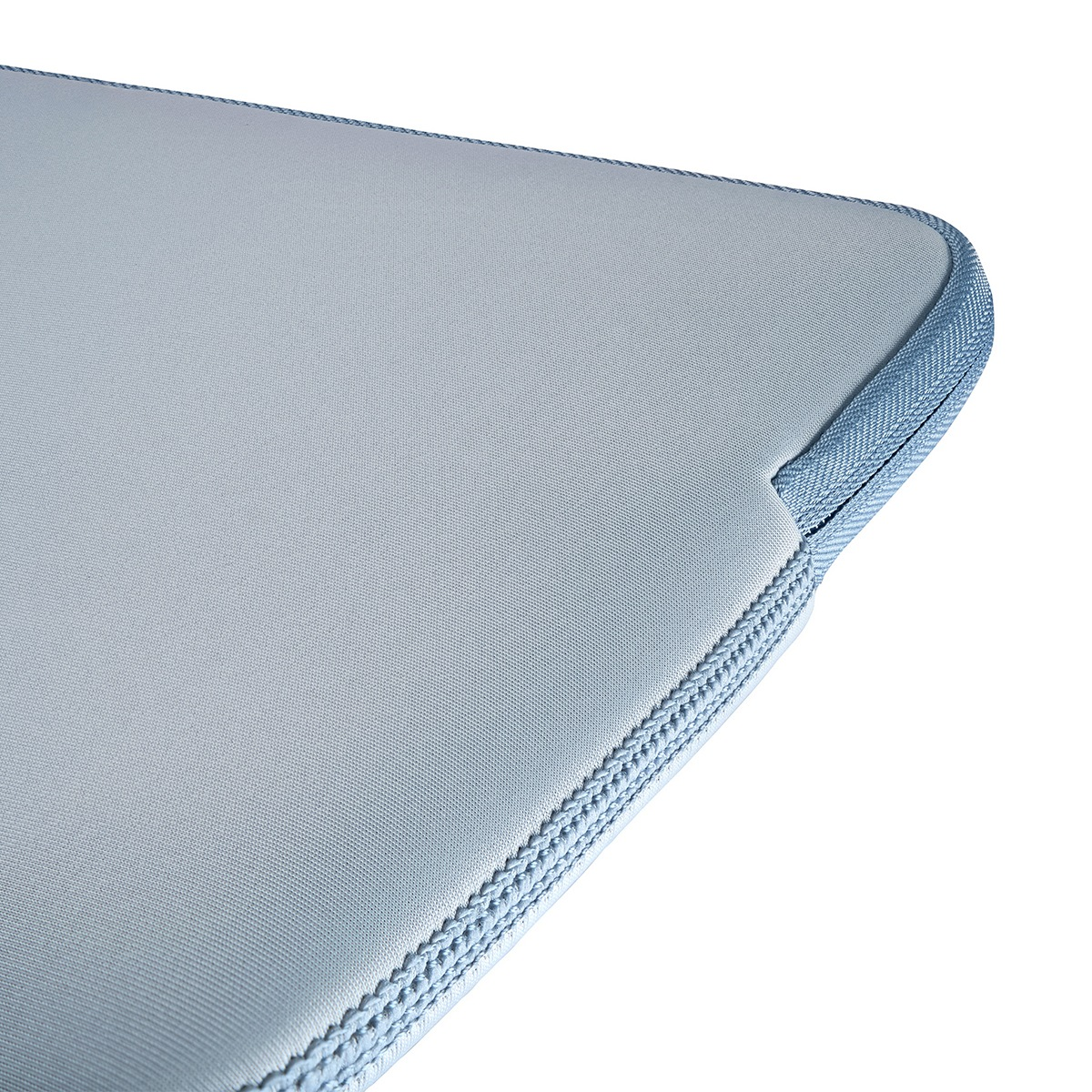Funda gris para portátil con cremallera y costuras azules sobre fondo blanco.
