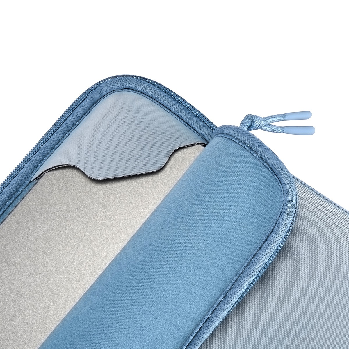 Una funda azul claro para portátil con cremallera y dos tiradores.