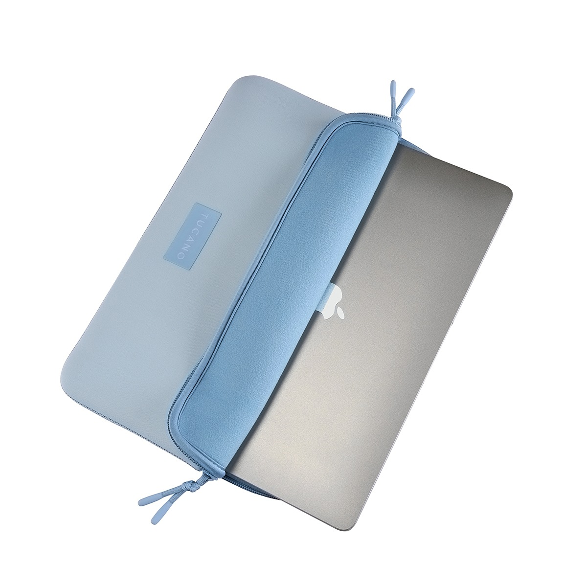 Un portátil plateado se desliza en una funda azul claro.
