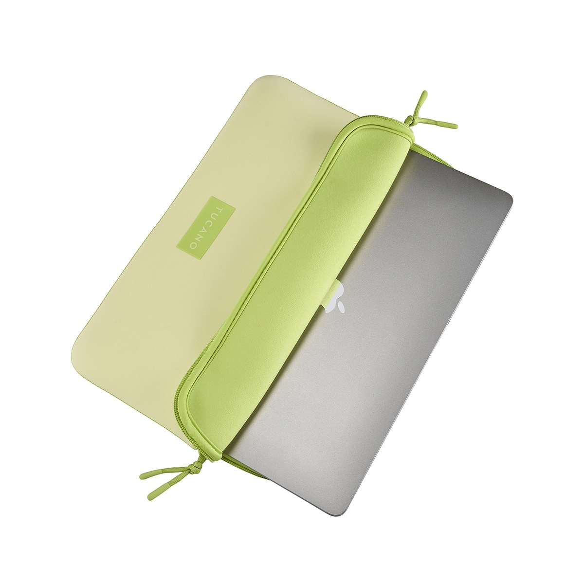 Un portátil plateado en una funda verde claro con texto "TUCANO" sobre fondo amarillo pálido.