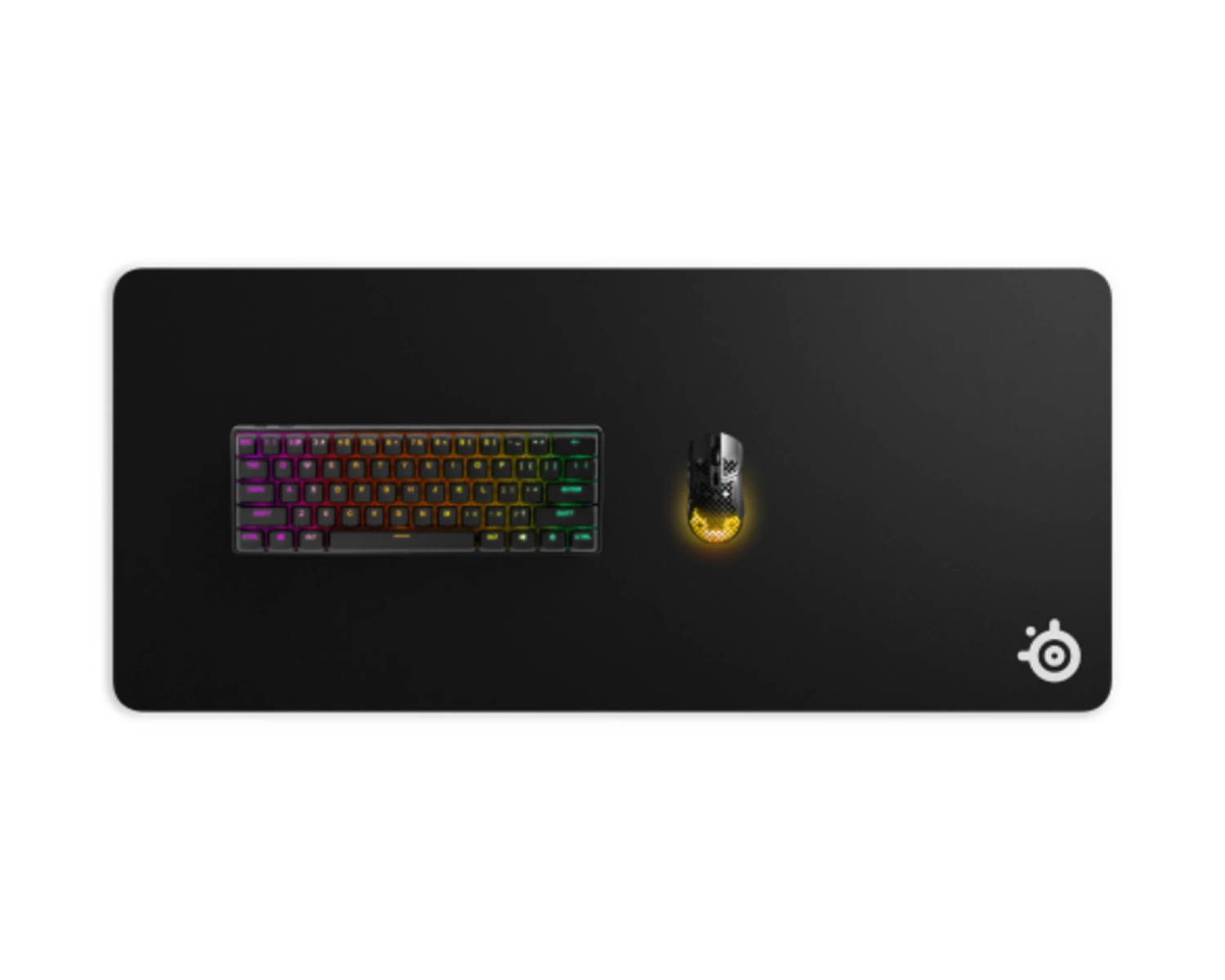 Alfombrilla de gaming negra con teclado y ratón RGB pequeños.