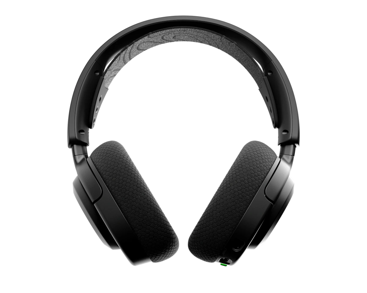 Auriculares negros con almohadillas acolchadas y diadema estampada sobre fondo negro.