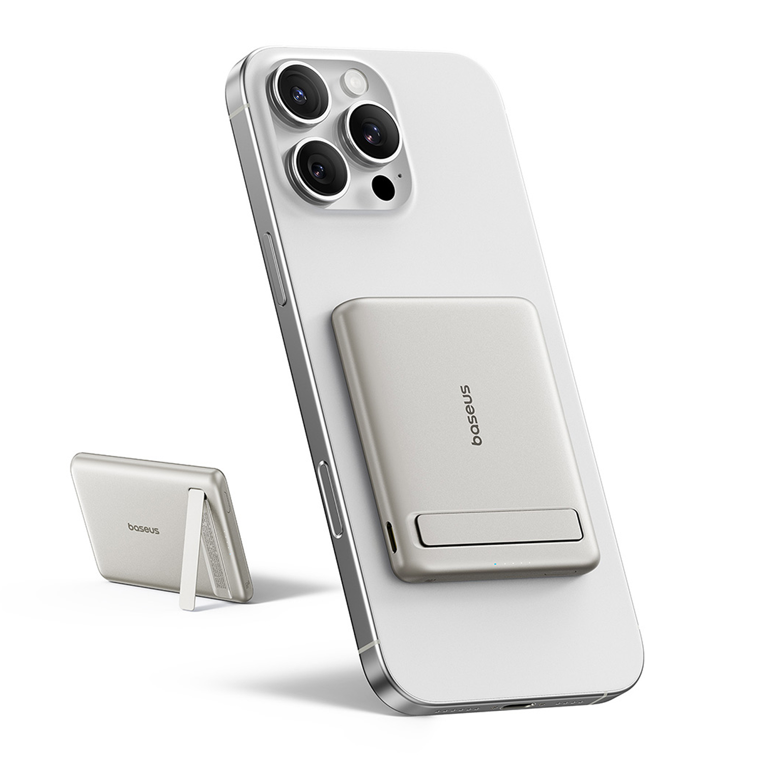 Smartphone plateado con batería externa magnética adjunta. Otra batería externa está sola.