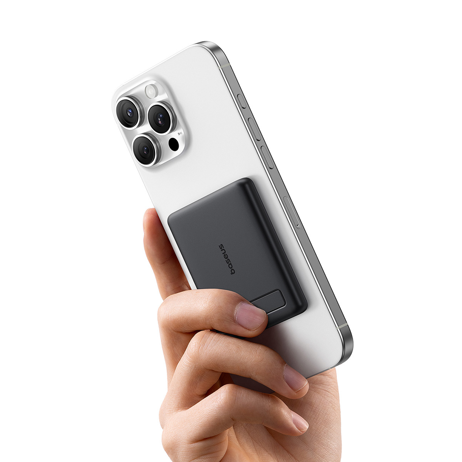Mano sosteniendo un smartphone blanco con una batería externa negra.