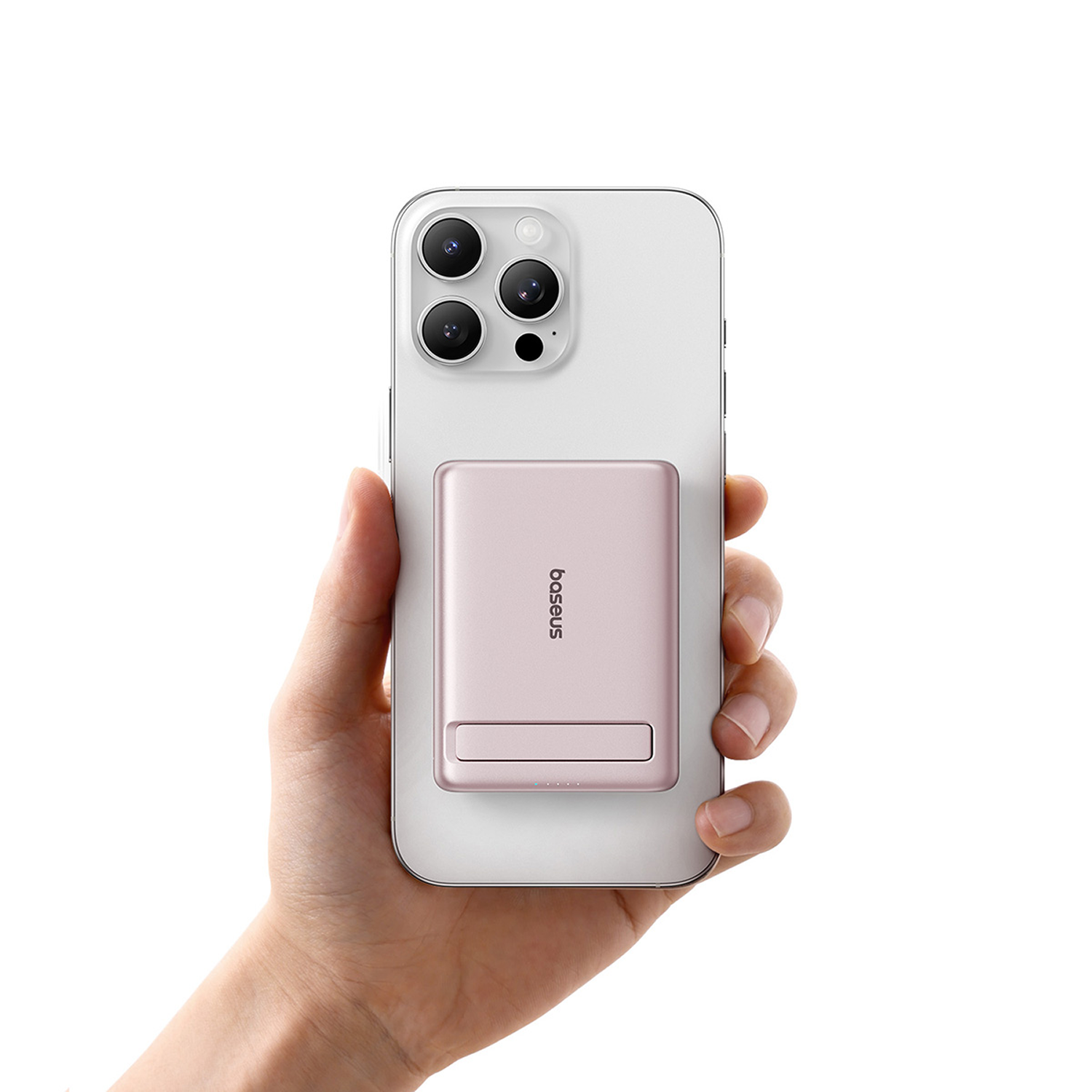 Una mano sostiene un teléfono inteligente blanco con un cargador rosa en la parte trasera.