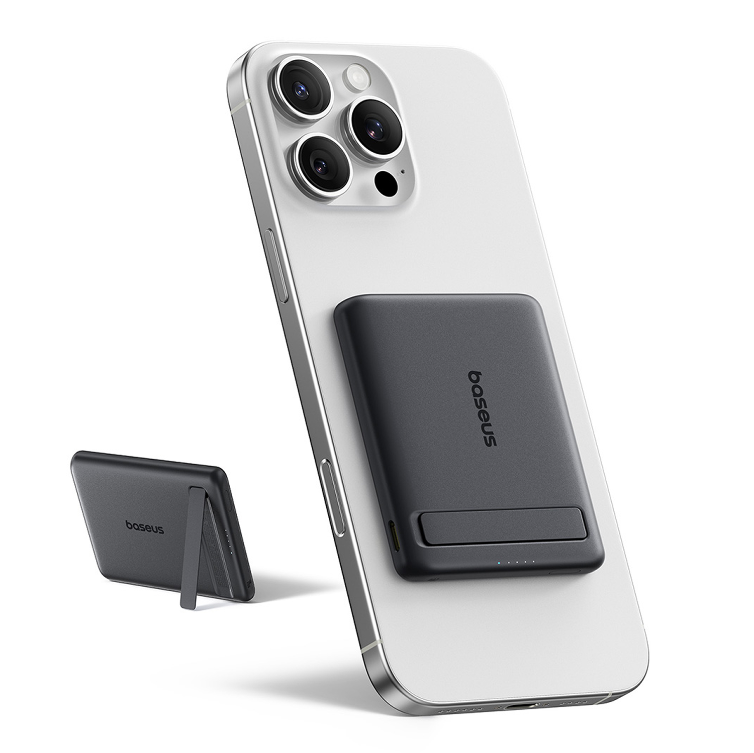 Un cargador de batería externa Baseus negro se adhiere a un iPhone plateado con tres cámaras.