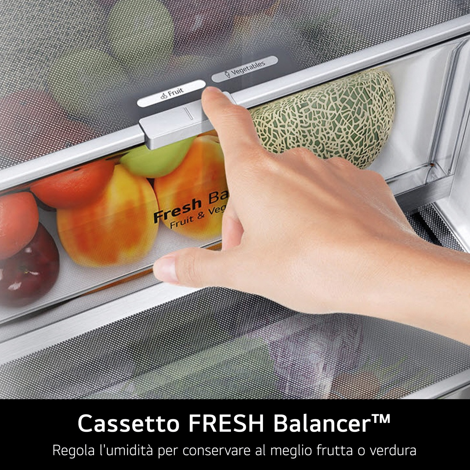 Un dito preme l'impostazione "Fruit" in un cassetto del frigo con frutta.