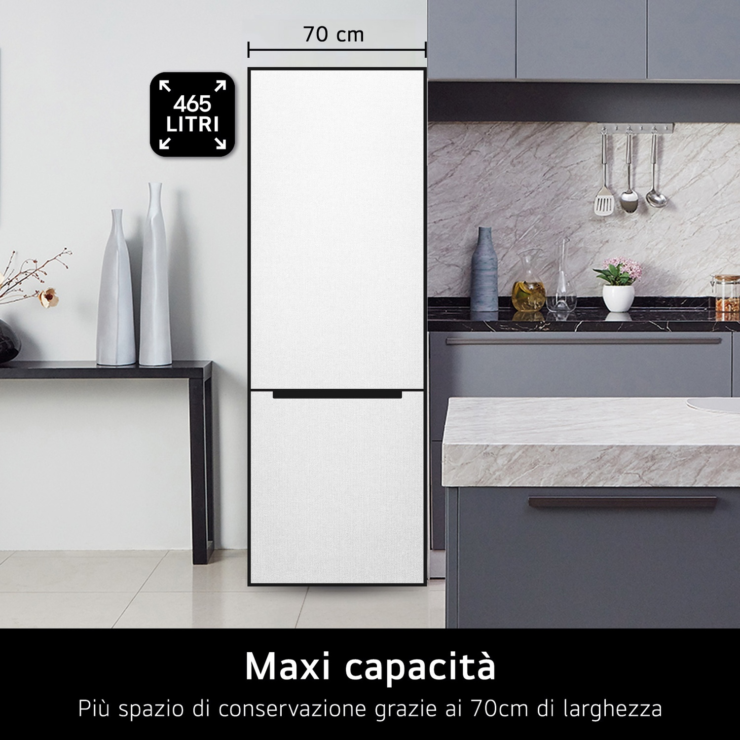 Un frigorifero bianco largo 70 cm con capacità di 465 litri.