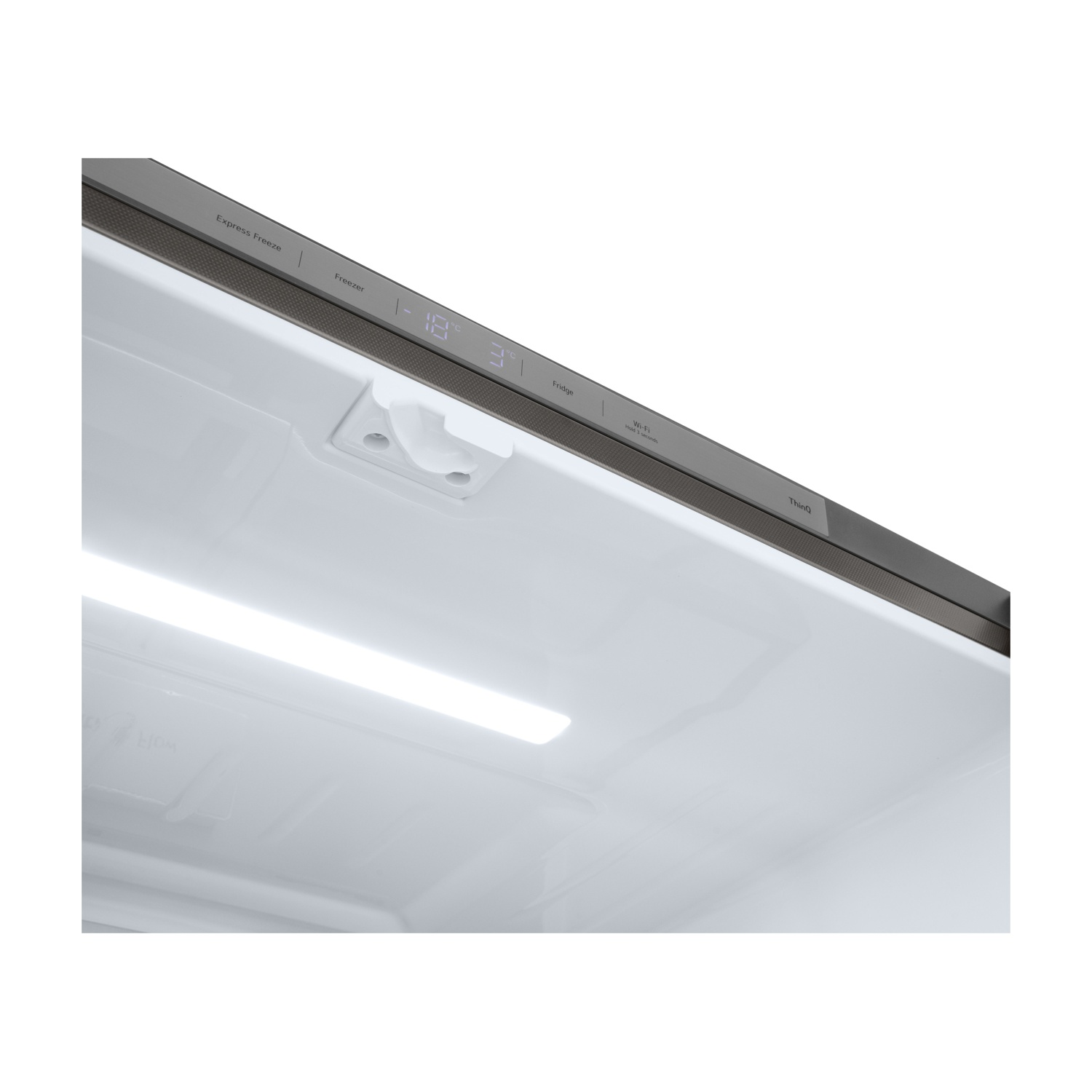 Vista interna di un frigorifero con illuminazione a LED e display digitale della temperatura.