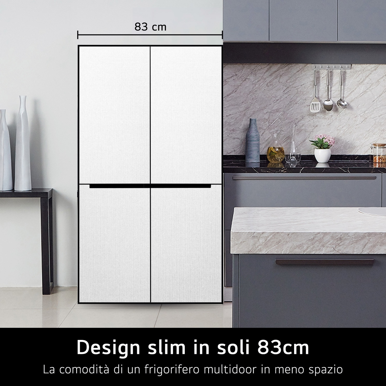 Un frigorifero slim bianco a 4 porte, largo 83 cm, in una cucina moderna.