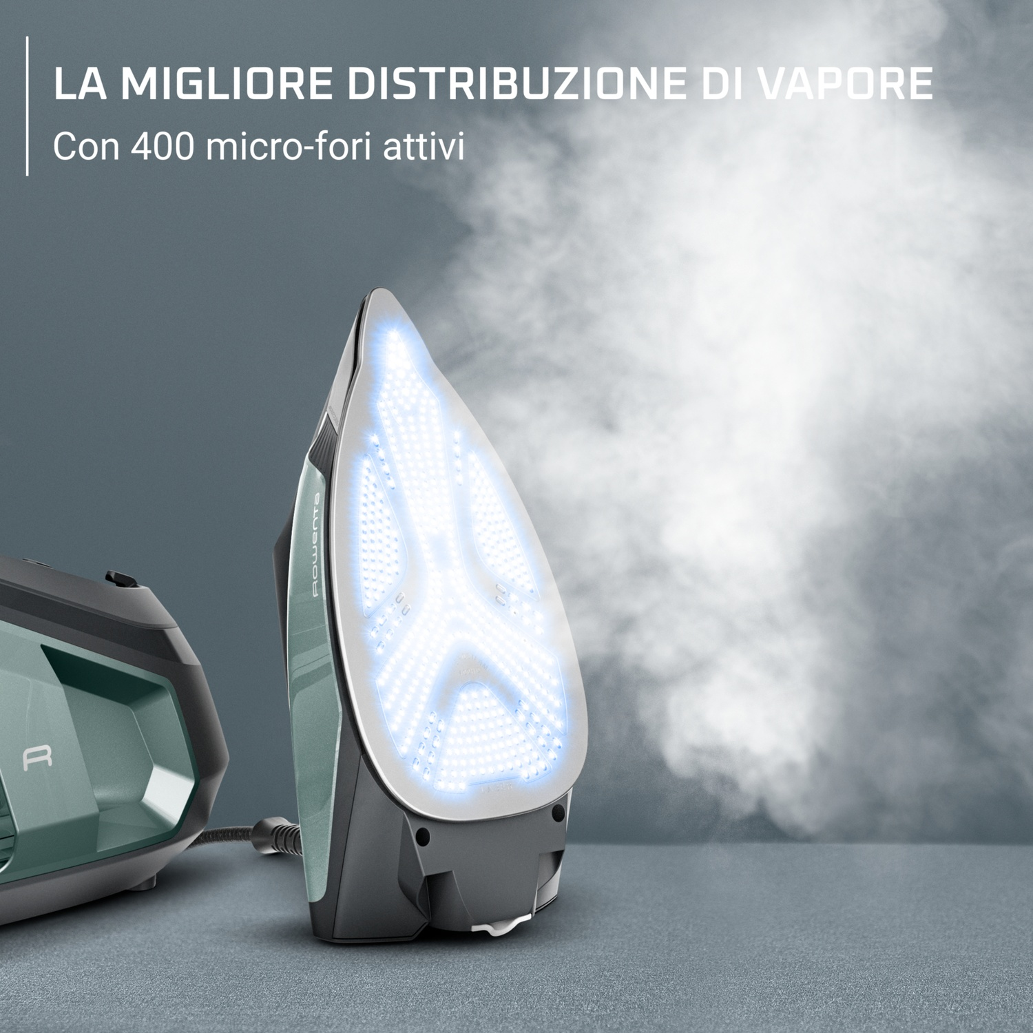Un ferro da stiro a vapore con luci blu e vapore, accanto a un serbatoio d'acqua.