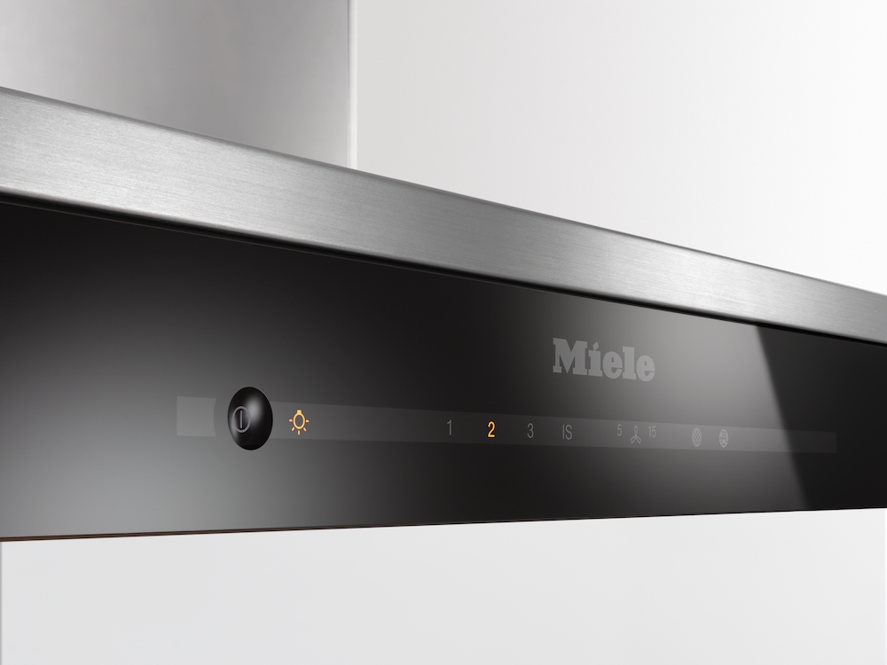 Miele Dunstabzugshaube mit digitaler Anzeige und Lichtsymbol.