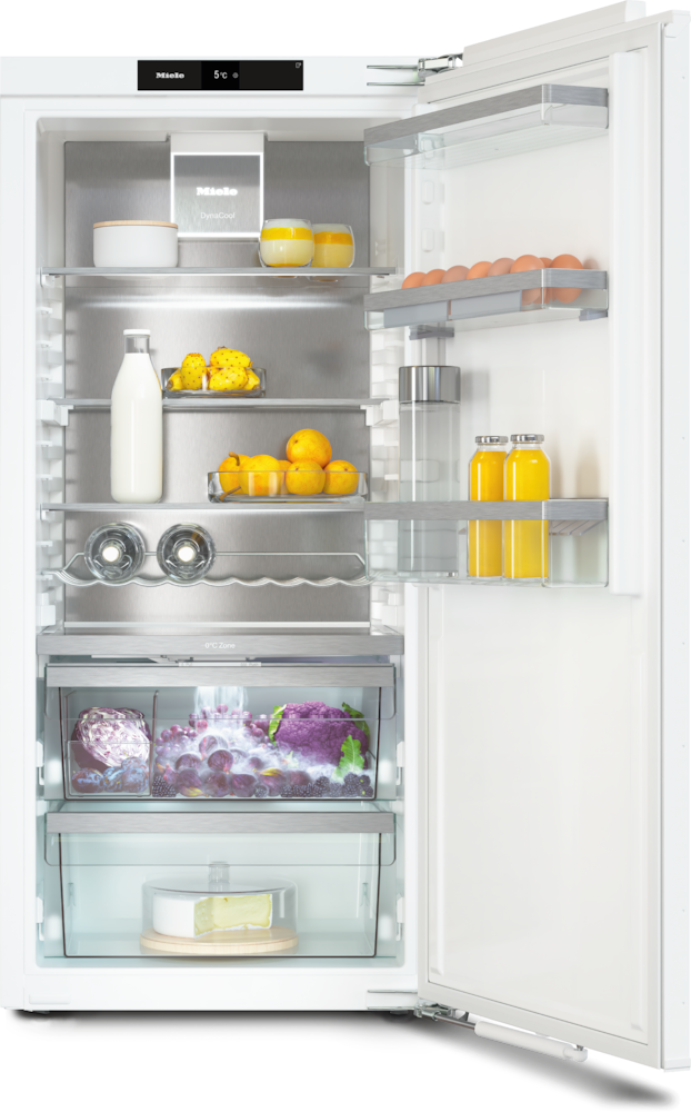 Offener Kühlschrank mit Eiern, Fruchtsäften, Gemüse und Käse.