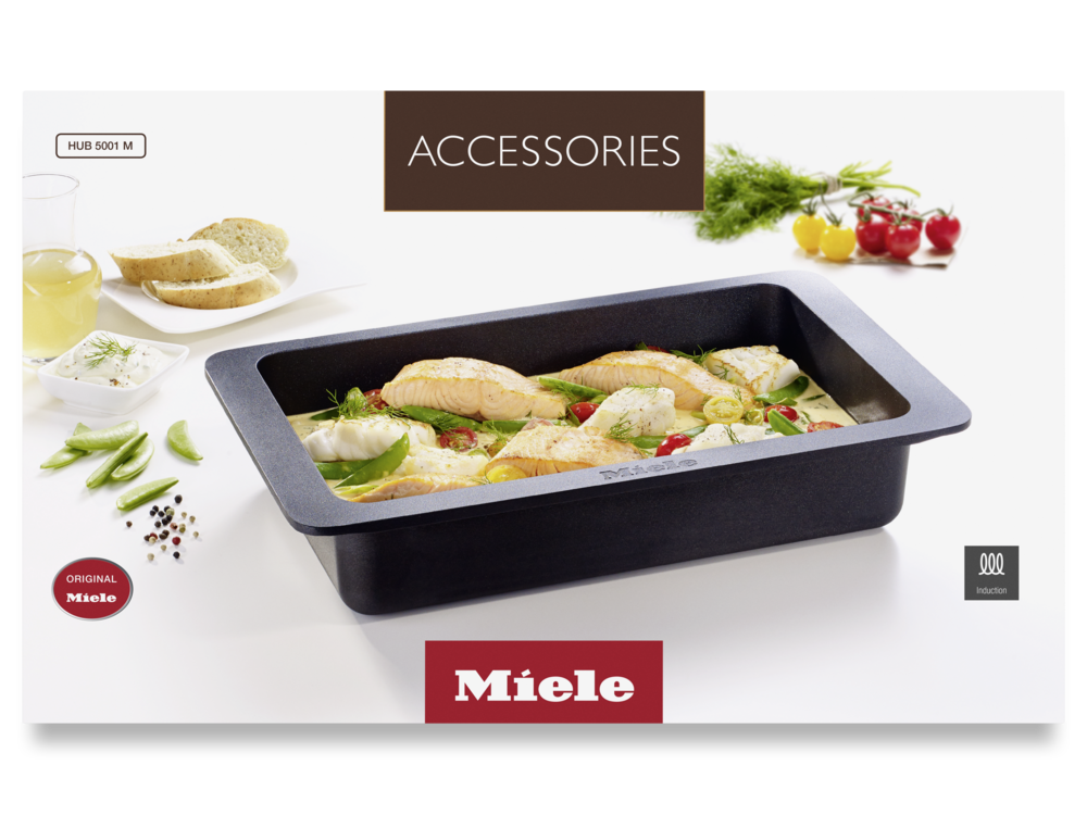 Miele-Backform mit gekochtem Fisch, Gemüse und Soße. Beilagen Brot, Dip und Getränk.