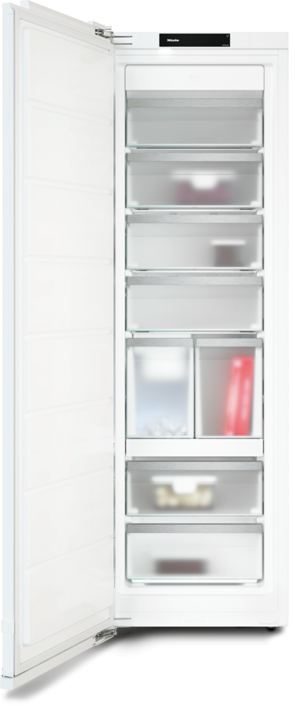 Ein weißer Kühlschrank mit offener Tür und mehreren Glasböden und Schubladen.