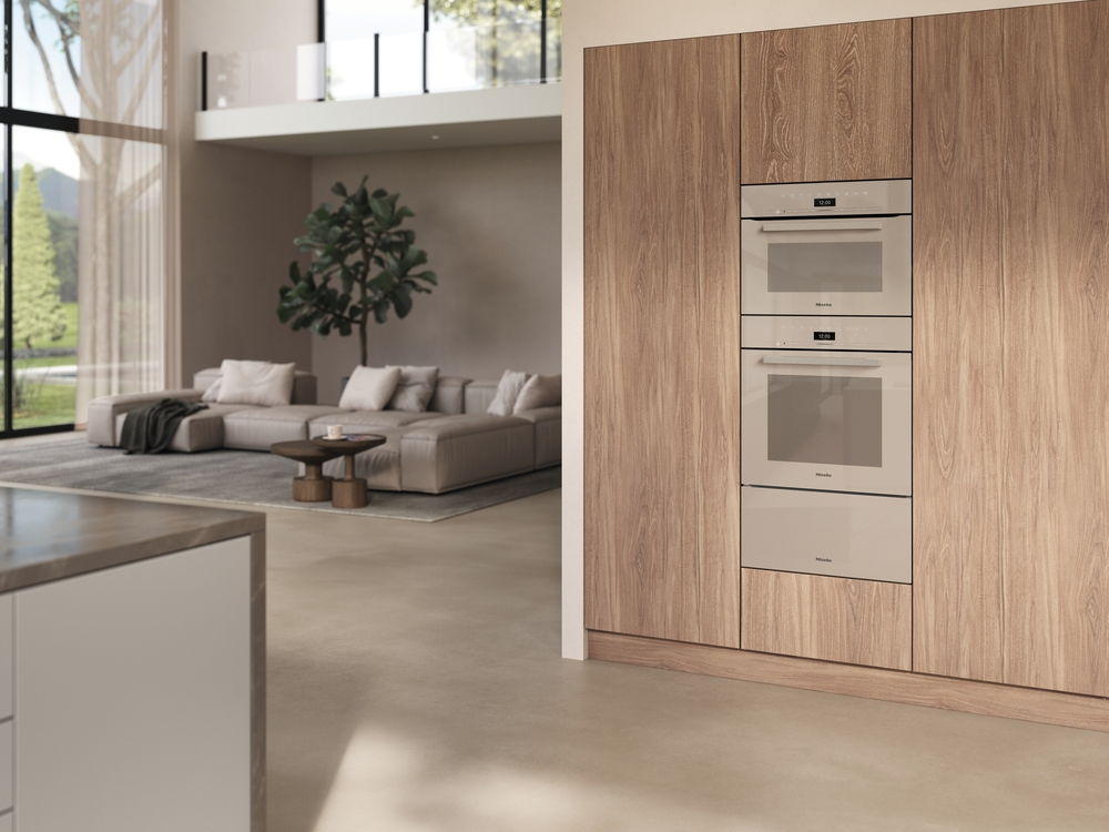 Modernes Wohnzimmer mit Ecksofa, Couchtisch und Küchenschränken mit Öfen.