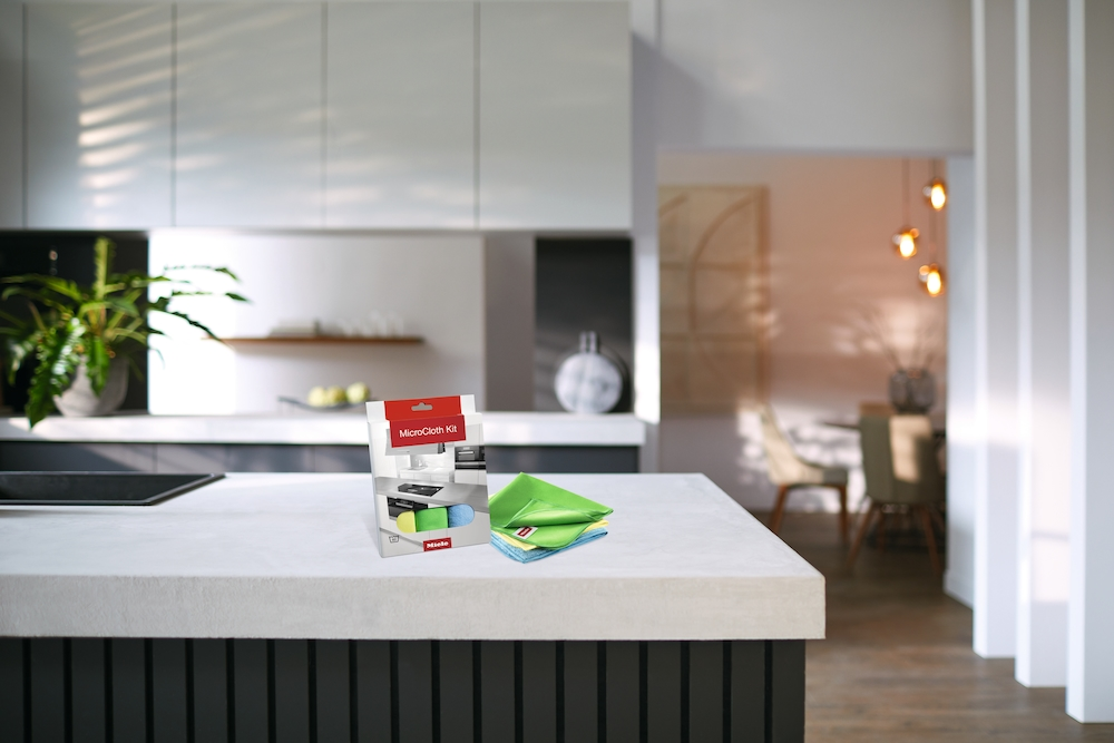 Ein Miele Mikrofasertuch-Set liegt auf einer Küchentheke. Im Hintergrund eine moderne Küche.