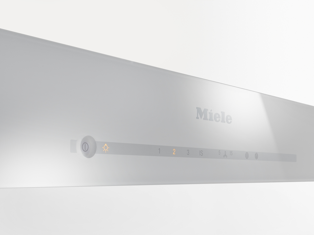 Miele-Logo über einem Bedienfeld mit Zahlen und Symbolen. Licht ist an.
