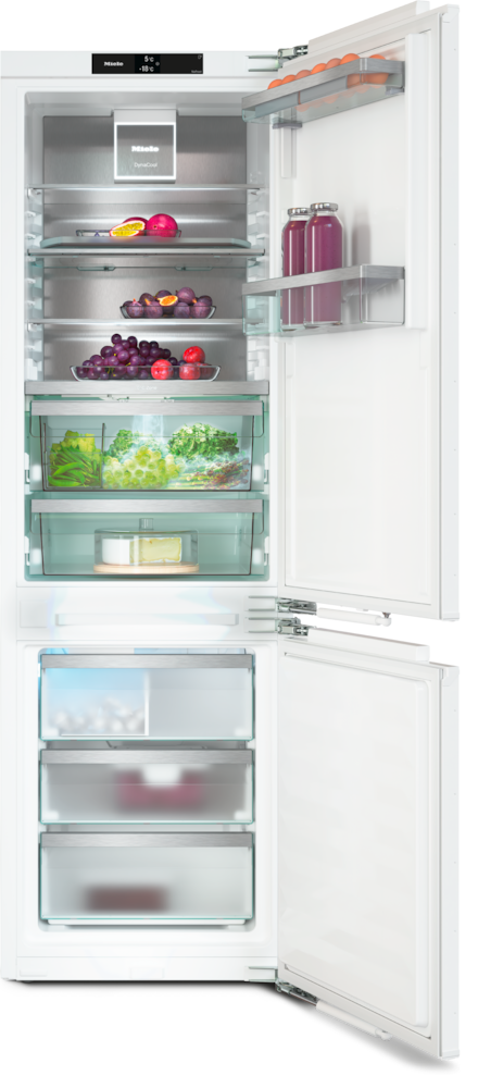 Offener weißer Kühlschrank mit Obst, Gemüse, Eiern und Flaschen.
