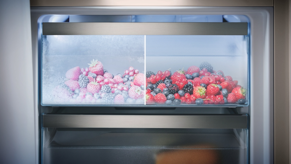 Rechts frische Beeren, links gefrorene Beeren in einer Schublade.