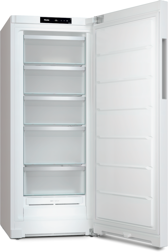 Ein weißer Gefrierschrank mit offener Tür zeigt Glasablagen und eine Schublade.