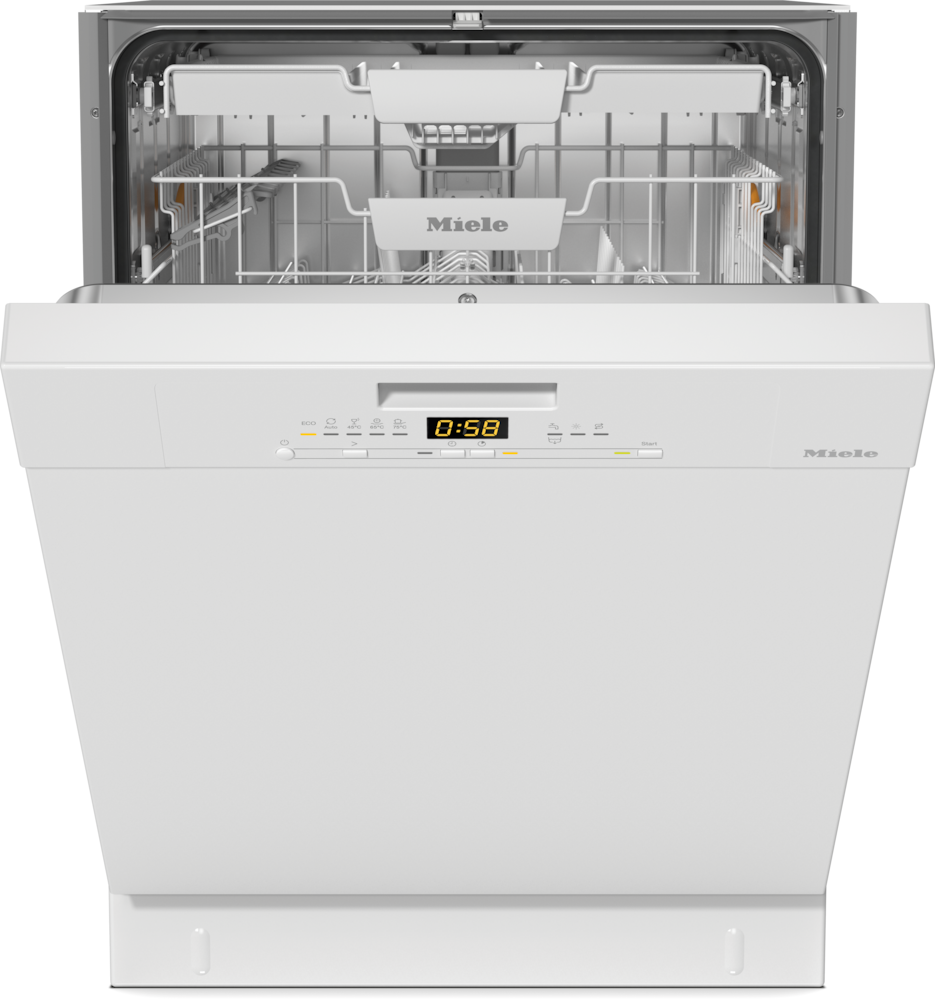 Ein weißer Miele Geschirrspüler mit geöffneter Tür und sichtbaren Körben.