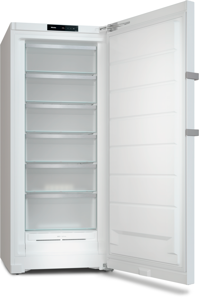 Ein weißer Gefrierschrank mit geöffneter Tür, Glasböden und digitaler Anzeige.