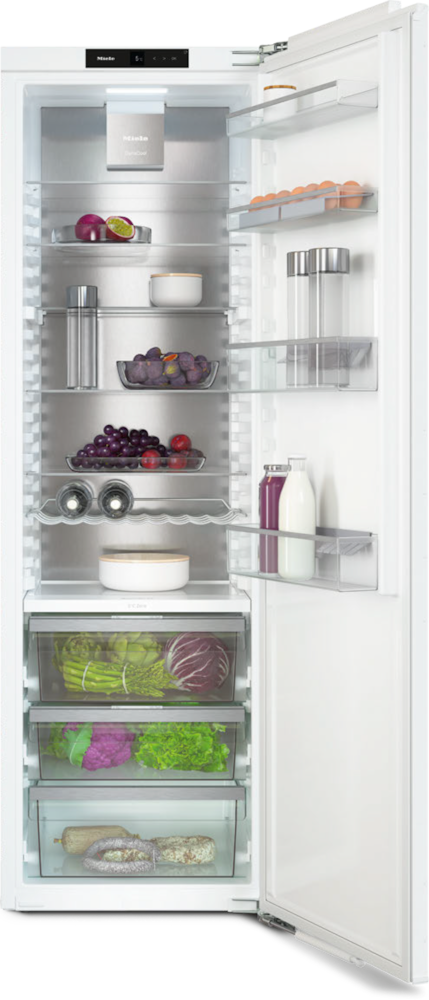 Ein offener Kühlschrank mit Obst, Gemüse, Eiern und Wurst.