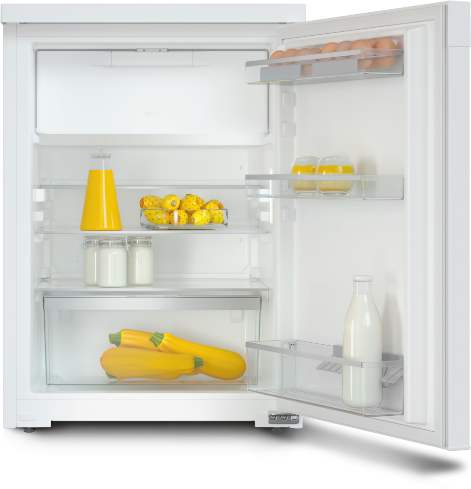 Offener Kühlschrank mit Eiern, Saft, Feigen und Zucchini.