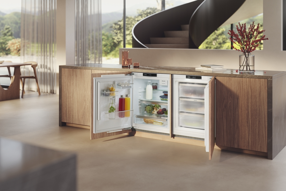 Ein moderner Küchenbereich mit einem offenen Kühlschrank, gefüllt mit Lebensmitteln und Flaschen.