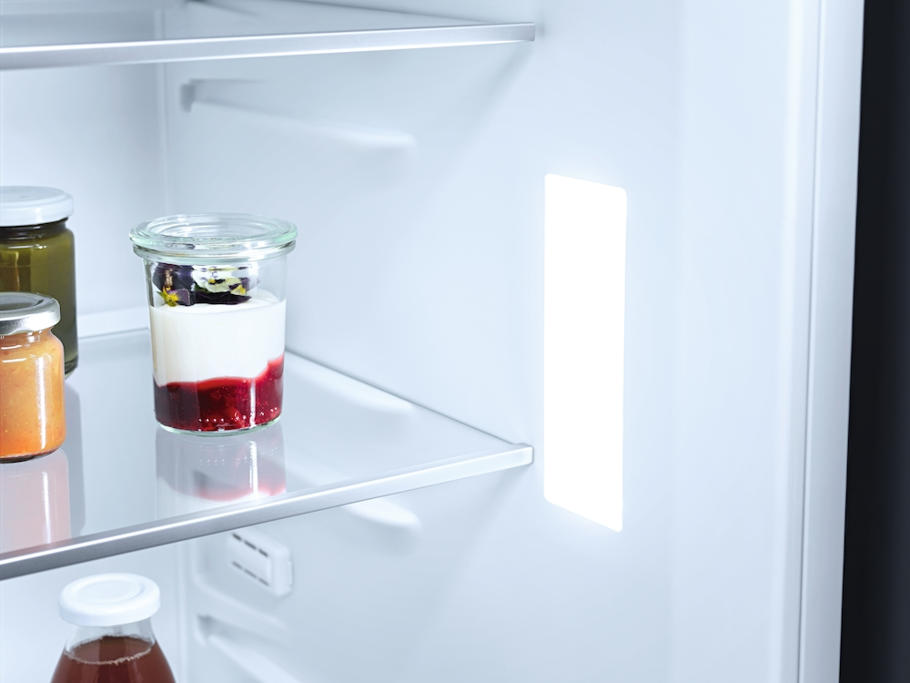 Im Kühlschrank: Gläser mit Lebensmitteln und ein beleuchtetes Feld an der Seite.