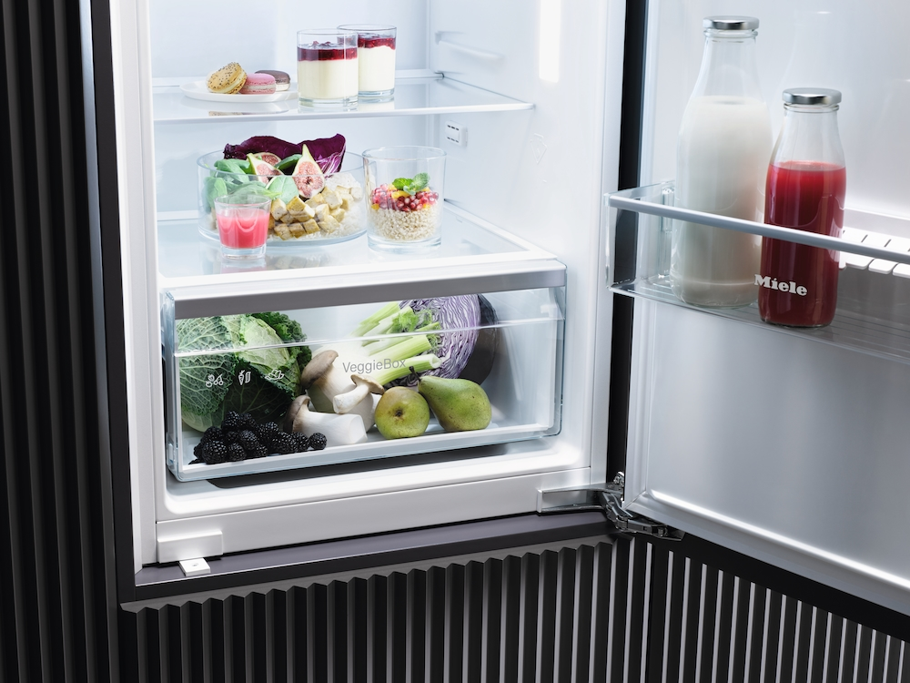 Kühlschrank mit Lebensmitteln: Obst, Gemüse, Desserts und Getränke.