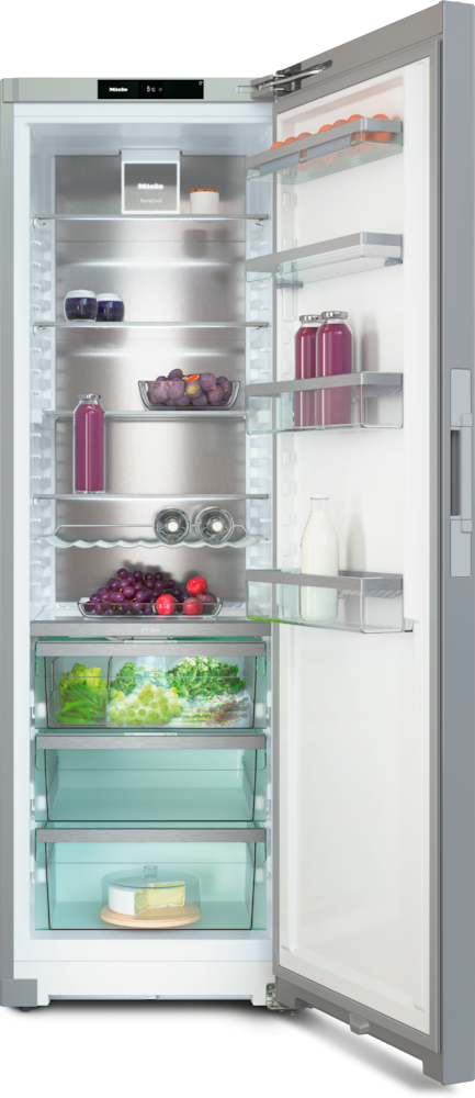 Ein offener Kühlschrank mit Lebensmitteln, darunter Obst, Gemüse und Käse.