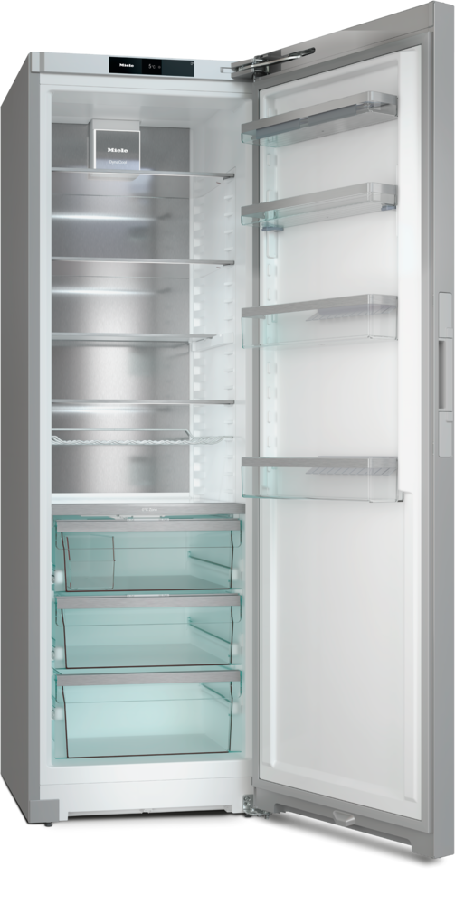 Ein offener, leerer Kühlschrank mit Glasablagen und Schubladen. Edelstahl.