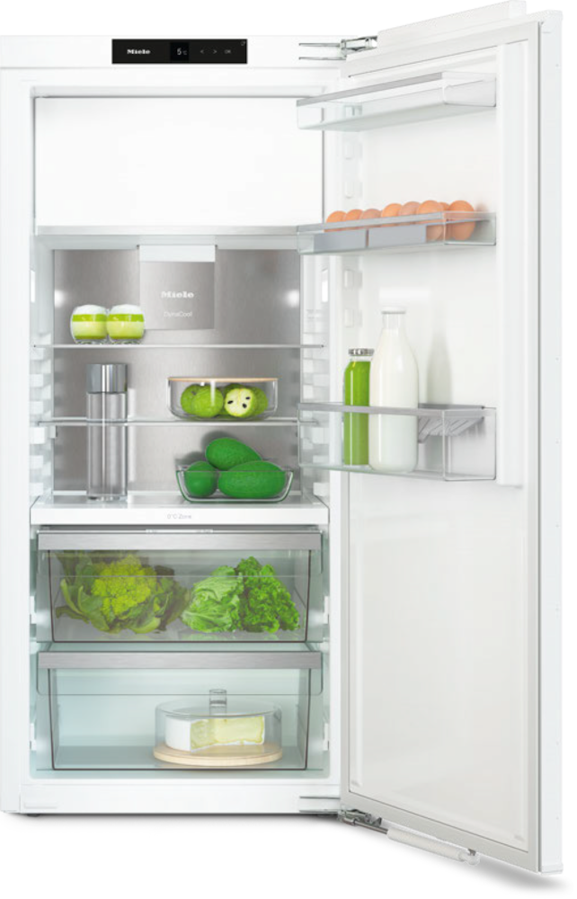 Ein offener Kühlschrank mit Lebensmitteln wie Eiern, Gemüse und Käse.