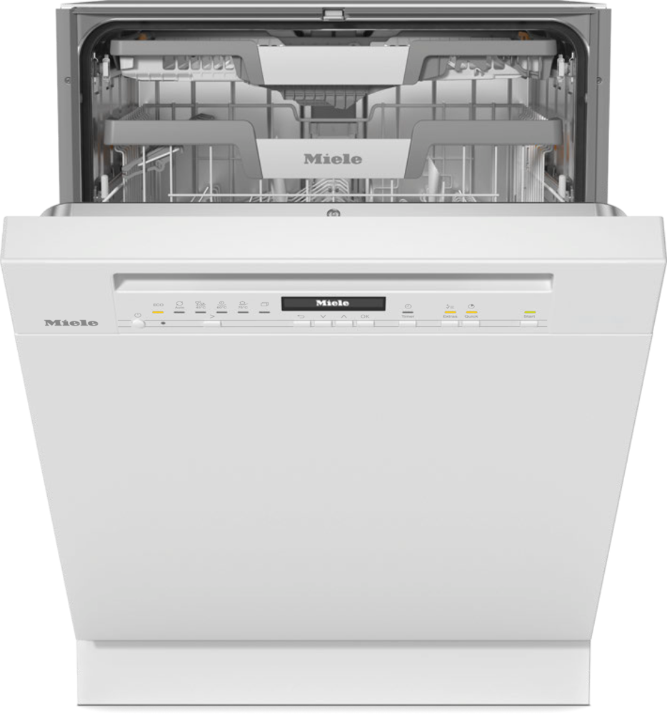 Ein weißer Miele Geschirrspüler mit geöffneter Klappe und sichtbaren Körben.