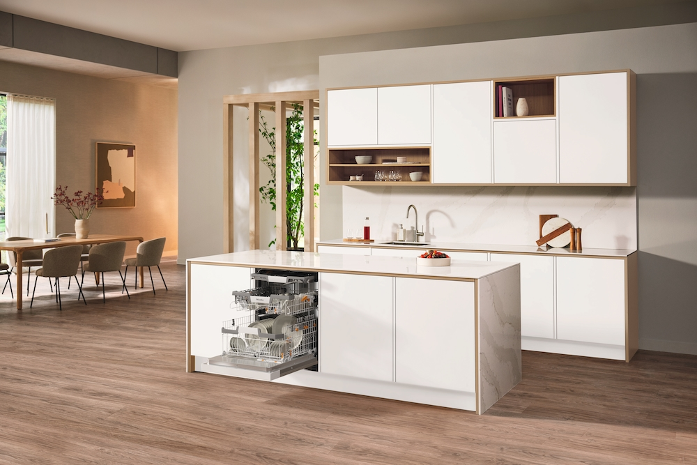 Moderne Küche mit Essbereich, Insel und geöffnetem Geschirrspüler.