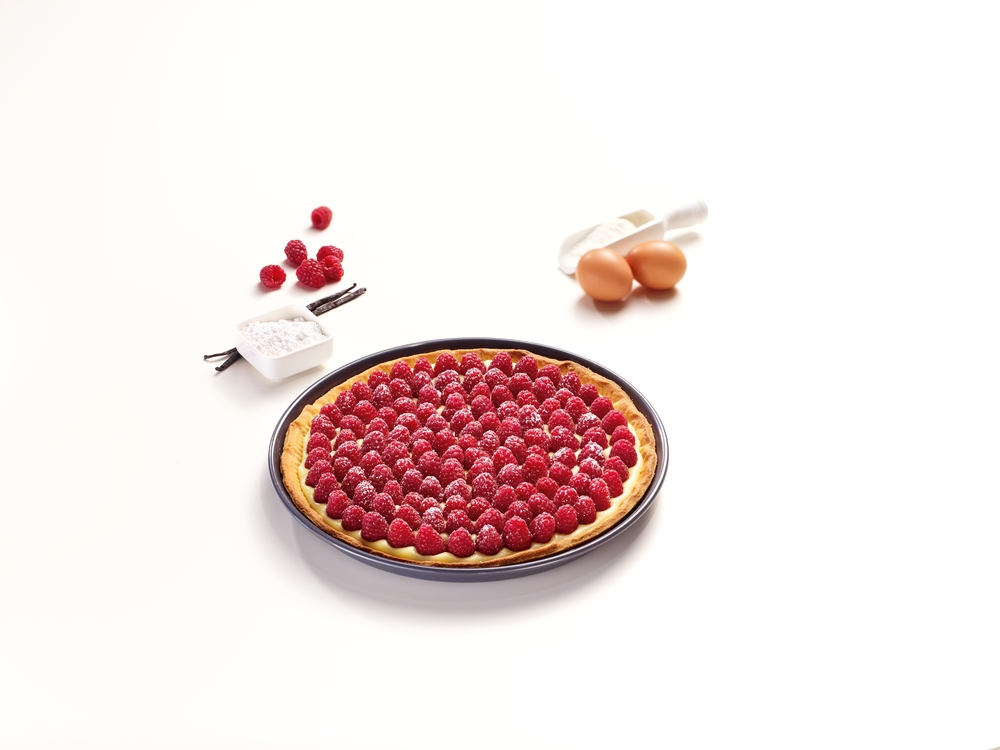 Himbeertorte mit Puderzucker, Eiern, Vanilleschoten und Mehl.