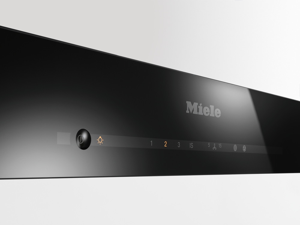 Miele-Logo auf schwarzer Oberfläche mit Bedienelementen und Zahlen.