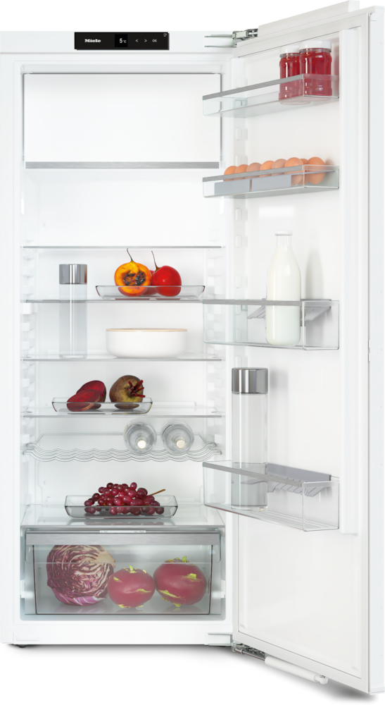 Ein offener Kühlschrank mit Lebensmitteln wie Eiern, Obst, Gemüse und Getränken.