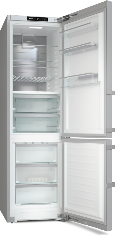 Ein leerer, silberfarbener Kühlschrank mit offener Tür und Glasablagen.