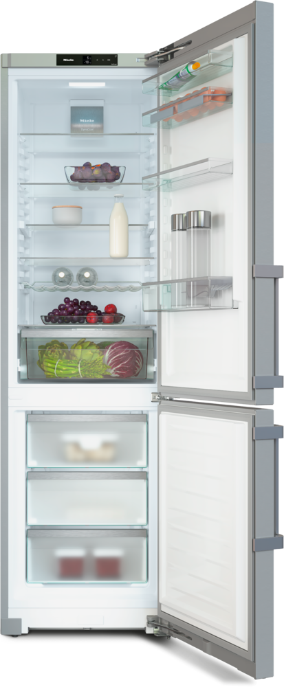 Ein offener Kühlschrank mit Lebensmitteln: Flaschen, Obst und Gemüse auf Regalen.