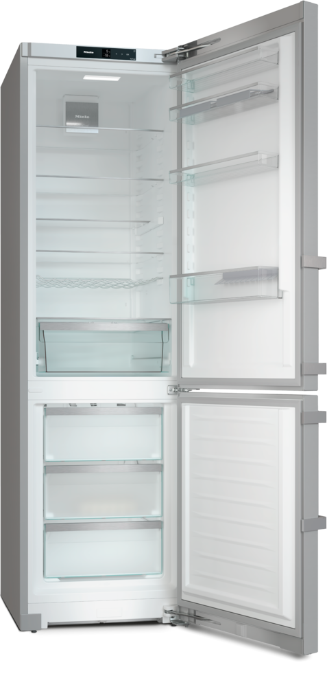 Ein offener, leerer Kühlschrank mit Glastüren und mehreren Regalen.