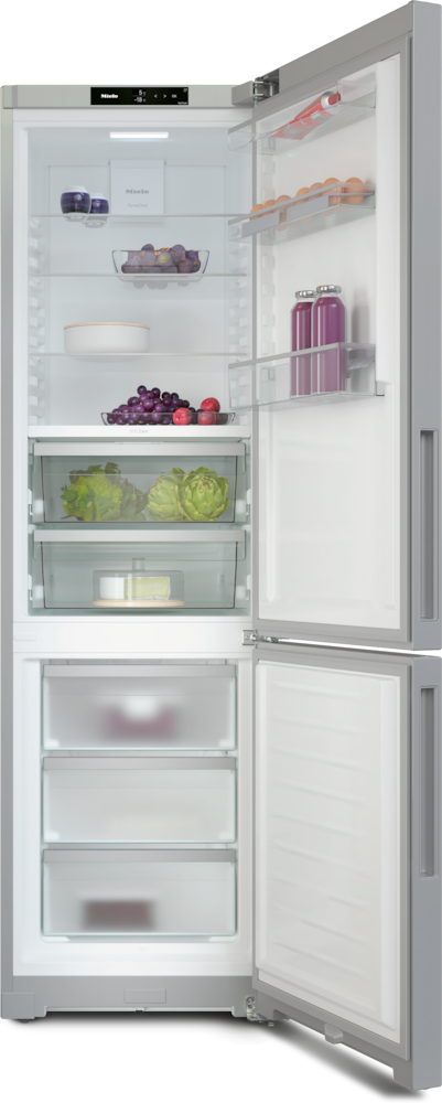 Ein offener Kühlschrank mit Lebensmitteln wie Trauben, Artischocken, Eiern und Flaschen.