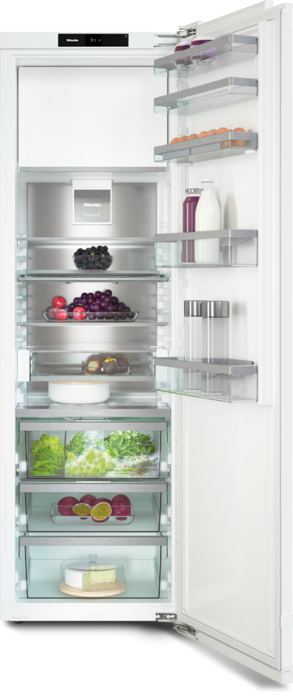 Offener Miele-Kühlschrank mit Obst, Gemüse, Eiern und Käse.